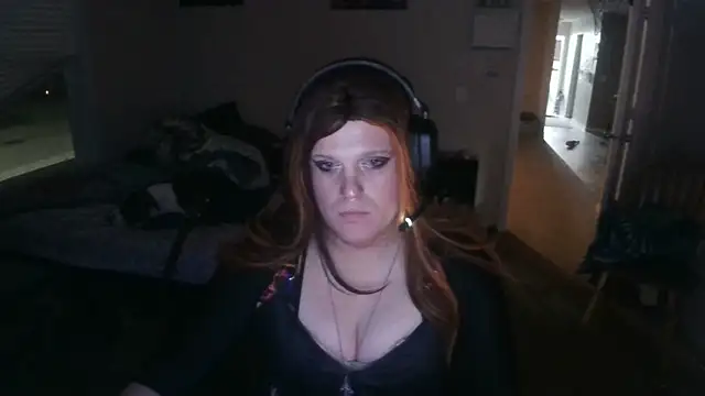 Snapshot of EmberLee chatting on March 2025 03:40:01 AM EmberLee online show from March 2025 03:40:01 AM