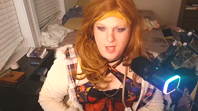 Snapshot of EmberLee chatting on October 2025 07:06:02 AM EmberLee online show from October 2025 07:06:02 AM