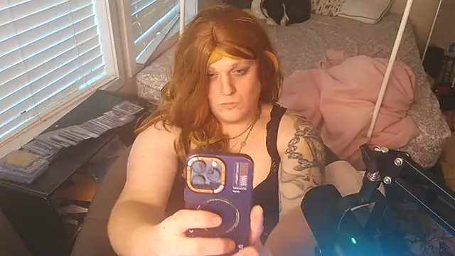 Snapshot of EmberLee chatting on December 2025 12:58:02 PM EmberLee online show from December 2025 12:58:02 PM