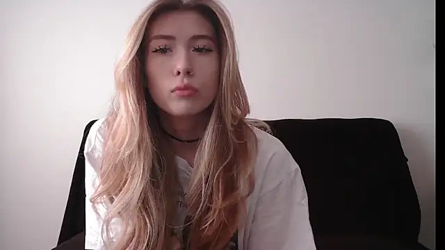 Snapshot of ErikaShyy chatting on September 2025 10:28:01 AM ErikaShyy online show from September 2025 10:28:01 AM