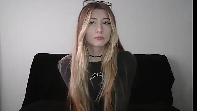 Snapshot of ErikaShyy chatting on October 2025 11:28:02 AM ErikaShyy online show from October 2025 11:28:02 AM