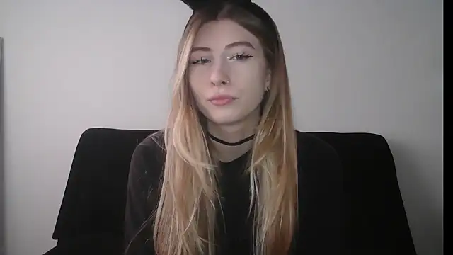 Snapshot of ErikaShyy chatting on October 2025 10:57:02 AM ErikaShyy online show from October 2025 10:57:02 AM