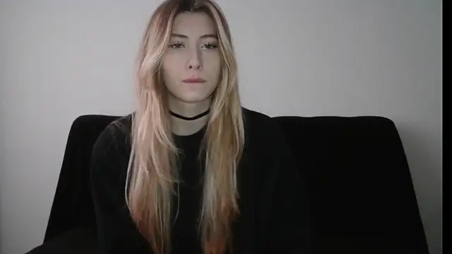 Snapshot of ErikaShyy chatting on November 2025 10:47:02 AM ErikaShyy online show from November 2025 10:47:02 AM