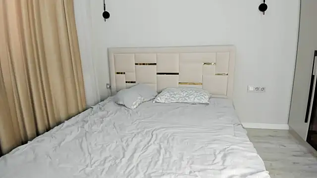 Lola Peach online show from April 2026 02:42:02 AM