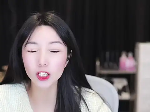 Snapshot of Nuyoah-77 chatting on November 2025 03:35:01 PM Nuyoah-77 online show from November 2025 03:35:01 PM