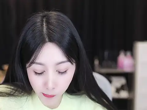 Snapshot of Nuyoah-77 chatting on November 2025 01:54:02 PM Nuyoah-77 online show from November 2025 01:54:02 PM