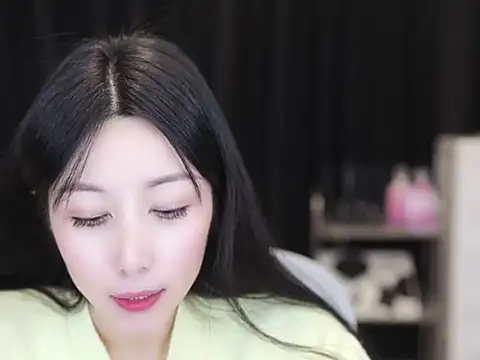 Snapshot of Nuyoah-77 chatting on November 2025 06:39:01 PM Nuyoah-77 online show from November 2025 06:39:01 PM