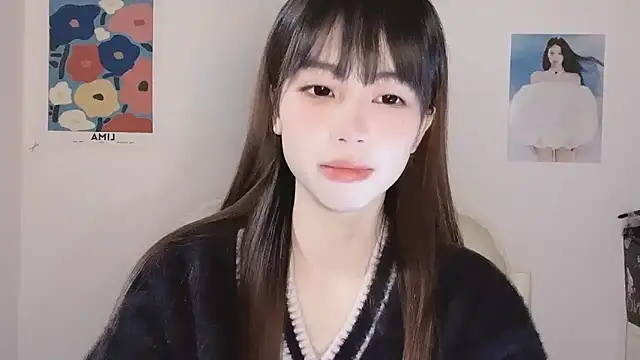 Snapshot of -Hottie chatting on November 2025 04:18:02 PM -Hottie online show from November 2025 04:18:02 PM