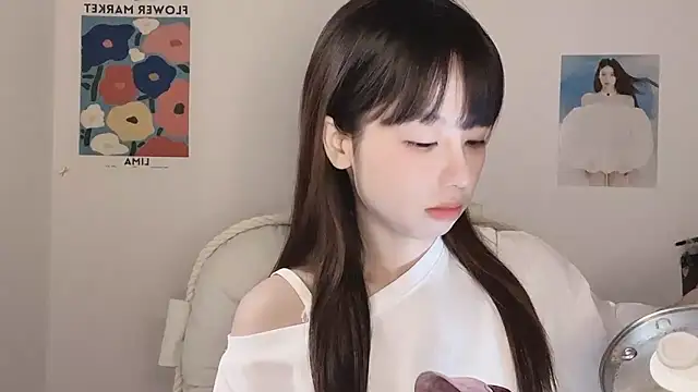 Snapshot of -Hottie chatting on November 2025 04:09:01 PM -Hottie online show from November 2025 04:09:01 PM