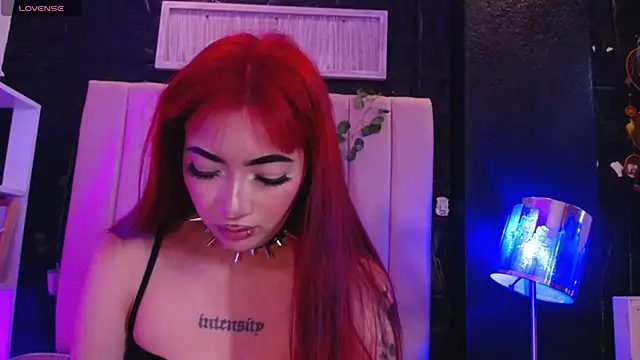 Snapshot of Mia_Rinn chatting on December 2024 04:40:02 PM Mia Rinn online show from December 2024 04:40:02 PM