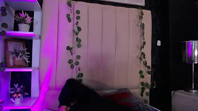 Snapshot of Mia_Rinn chatting on February 2025 07:51:01 PM Mia Rinn online show from February 2025 07:51:01 PM