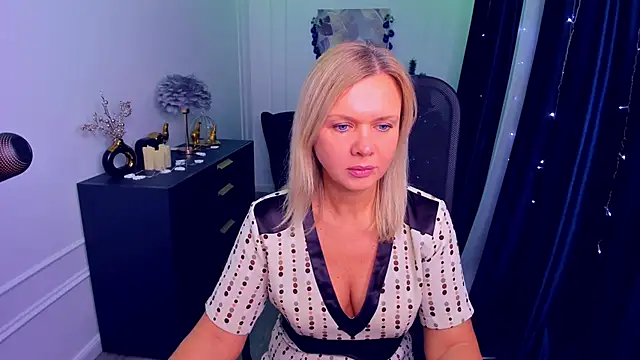 AgathaKlouin online show from December 2025 07:10:01 PM