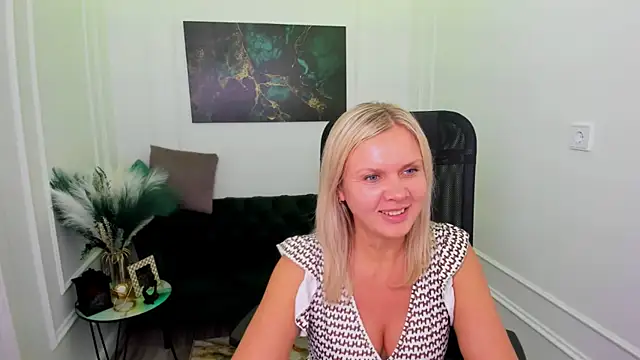 AgathaKlouin online show from February 2026 11:42:02 AM