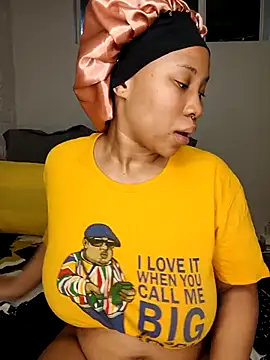 Snapshot of DrippinCaramelCutie chatting on November 2025 12:35:01 AM DrippinCaramelCutie online show from November 2025 12:35:01 AM