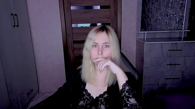 Kristy-Max online show from April 2026 08:00:02 PM