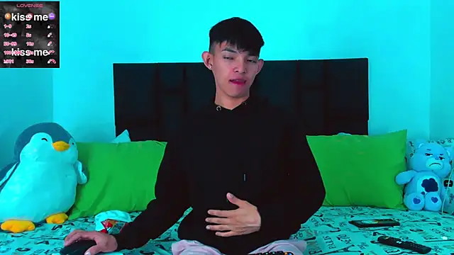 Snapshot of Tonny_twink_ chatting on February 2025 03:52:01 AM Tonny twink  online show from February 2025 03:52:01 AM
