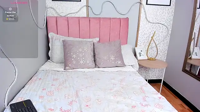 LARISSAEVANS online show from November 2025 03:07:01 AM