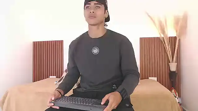 Snapshot of zander_2120 chatting on December 2024 01:49:02 PM zander 2120 online show from December 2024 01:49:02 PM