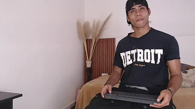 Snapshot of zander_2120 chatting on December 2024 01:55:01 PM zander 2120 online show from December 2024 01:55:01 PM