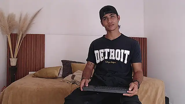 Snapshot of zander_2120 chatting on December 2024 06:38:01 PM zander 2120 online show from December 2024 06:38:01 PM