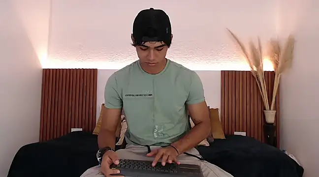 Snapshot of zander_2120 chatting on December 2024 02:15:01 PM zander 2120 online show from December 2024 02:15:01 PM