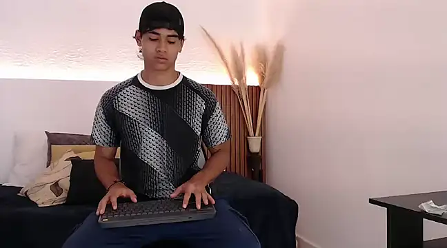 Snapshot of zander_2120 chatting on December 2024 01:33:02 PM zander 2120 online show from December 2024 01:33:02 PM