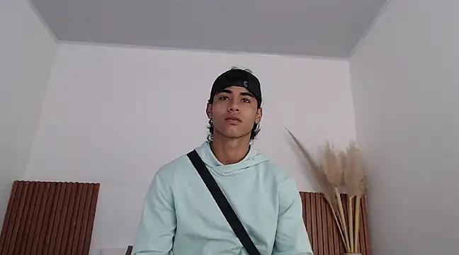 Snapshot of zander_2120 chatting on January 2025 01:04:02 PM zander 2120 online show from January 2025 01:04:02 PM