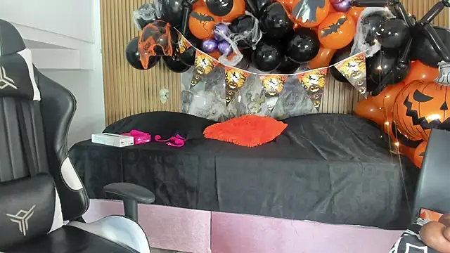 Snapshot of Danna_topless chatting on October 2025 12:05:02 PM Danna topless online show from October 2025 12:05:02 PM