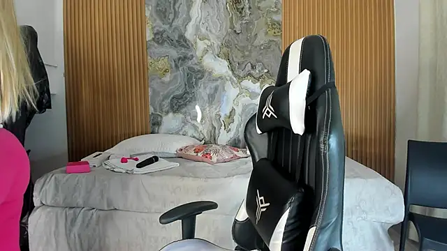 Snapshot of Danna_topless chatting on November 2025 12:07:01 PM Danna topless online show from November 2025 12:07:01 PM