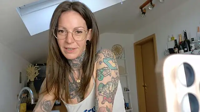 BrownieyQueen online show from April 2026 04:54:01 AM