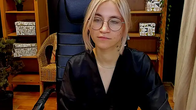 Moon13152 online show from December 2024 07:10:01 PM