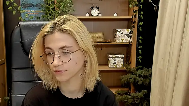 Moon13152 online show from January 2025 05:18:01 PM