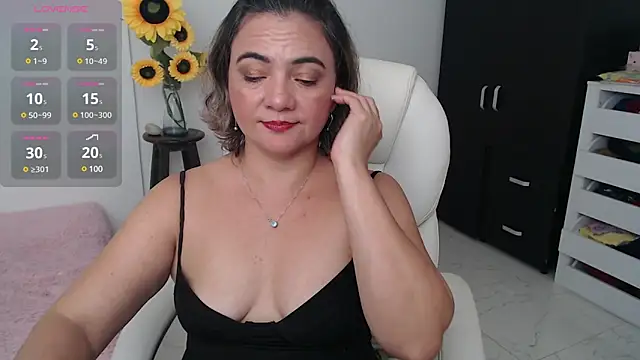 Chiraz hasnaa online show from December 2024 12:15:02 AM