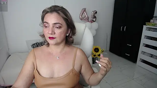 Chiraz hasnaa online show from January 2025 10:39:01 PM