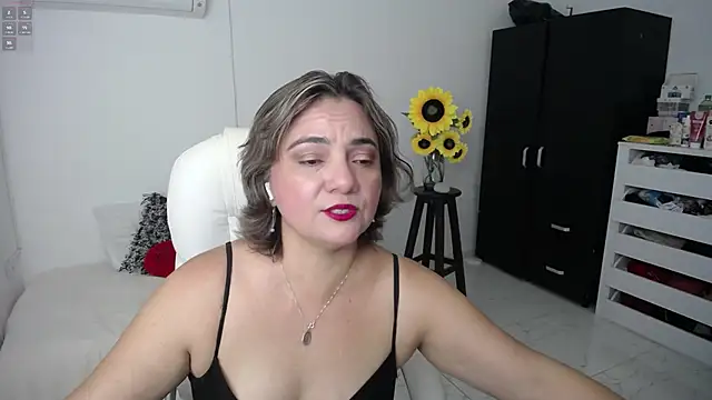 Chiraz hasnaa online show from March 2025 11:09:02 PM