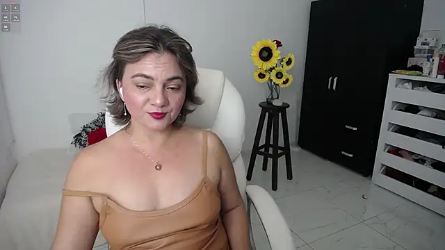 Chiraz hasnaa online show from March 2025 11:25:01 PM