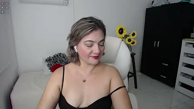 Chiraz hasnaa online show from March 2025 01:24:01 PM