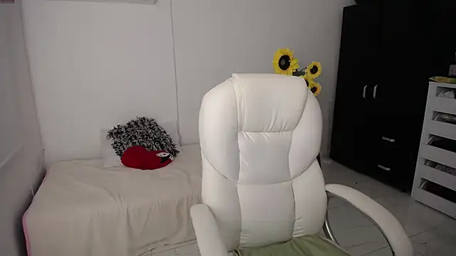 Chiraz hasnaa online show from March 2025 01:19:01 AM