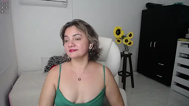 Chiraz hasnaa online show from March 2025 09:49:01 PM