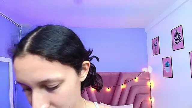 Snapshot of Beautifulskinny18 chatting on February 2025 07:49:01 PM Beautifulskinny18 online show from February 2025 07:49:01 PM