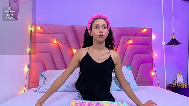 Snapshot of Beautifulskinny18 chatting on October 2025 08:31:01 PM Beautifulskinny18 online show from October 2025 08:31:01 PM