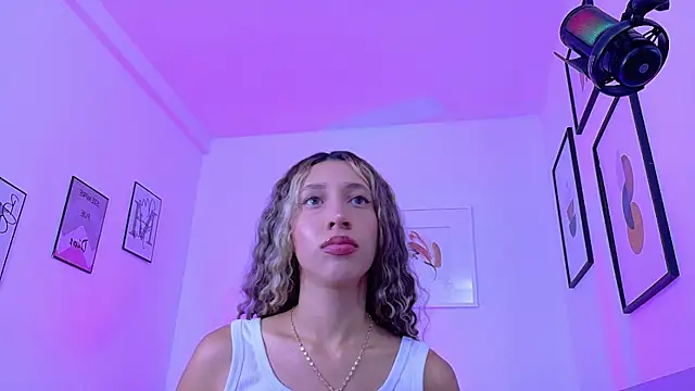 Snapshot of Beautifulskinny18 chatting on July 2026 06:57:02 PM Beautifulskinny18 online show from July 2026 06:57:02 PM