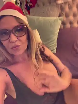 lolavalecuatro online show from December 2024 10:45:02 PM