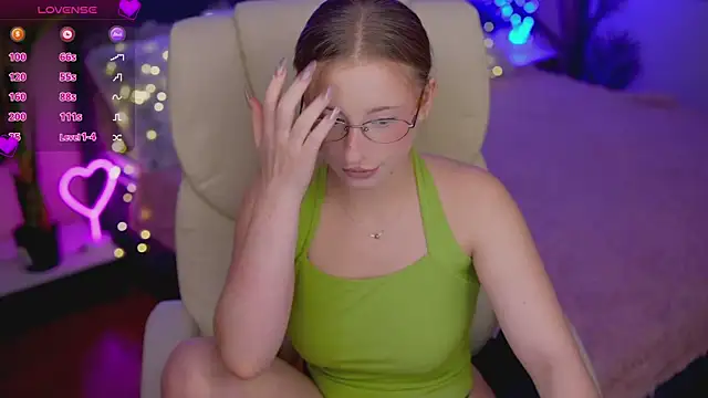 Snapshot of SilverrMoon chatting on December 2025 07:42:02 PM SilverrMoon online show from December 2025 07:42:02 PM