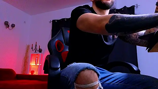 MightyAaron66 online show from November 2025 03:28:02 AM