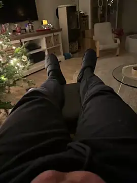 Snapshot of rundum40 chatting on December 2024 06:10:01 PM rundum40 online show from December 2024 06:10:01 PM