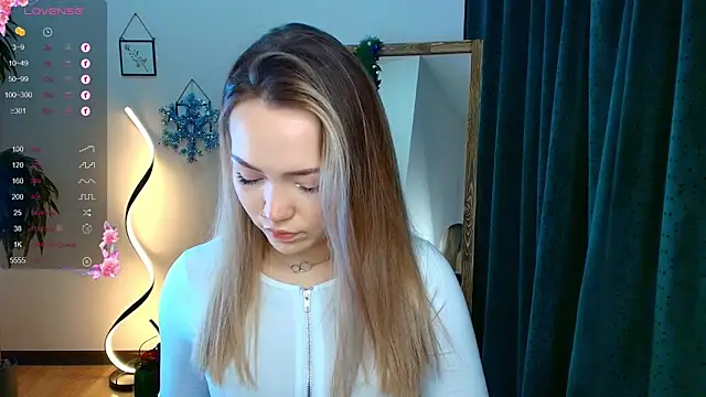 Snapshot of Evia_r0se chatting on December 2024 08:28:02 AM Evia r0se online show from December 2024 08:28:02 AM