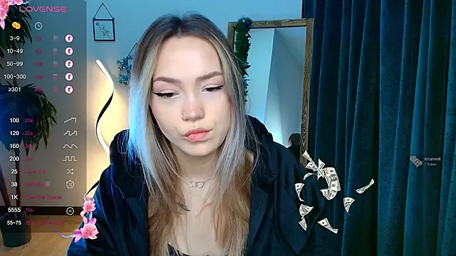 Snapshot of Evia_r0se chatting on December 2024 08:38:02 AM Evia r0se online show from December 2024 08:38:02 AM