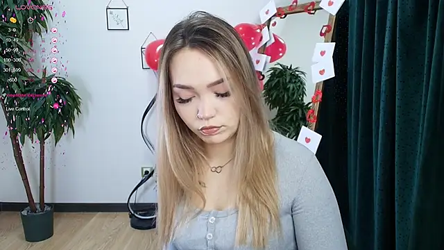 Snapshot of Evia_r0se chatting on February 2025 02:03:02 AM Evia r0se online show from February 2025 02:03:02 AM