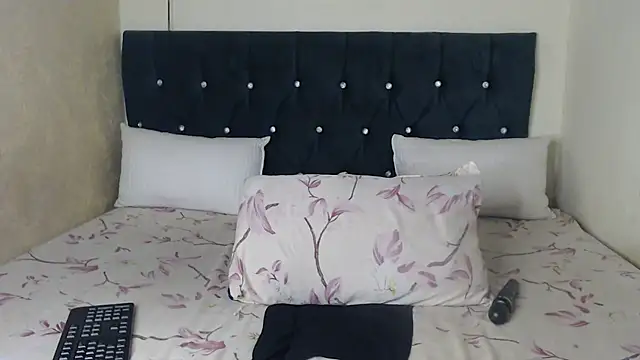 Snapshot of BhadBhad_Kitty chatting on December 2024 01:51:02 AM BhadBhad Kitty online show from December 2024 01:51:02 AM